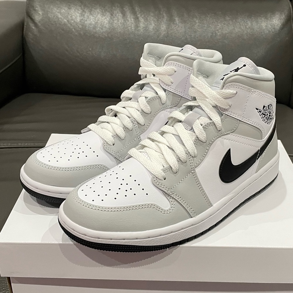 ❌SOLD❌ BRAND NEW WOMENS AIR JORDAN 1 MID - GREY FOG Popular Women's Sneaker